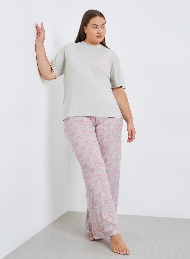 Styli Plus Size Pocket Trim T-Shirt and Bow Print Pyjama Set - Image 1
